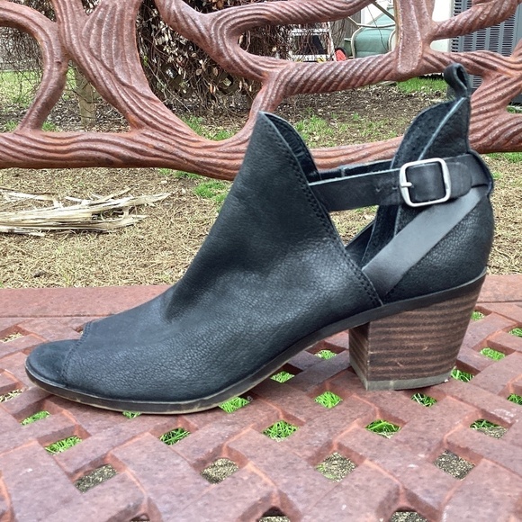 💋Lucky Brand Pebbled Leather Black Peep Toe Block Heel Ankle Booties - Picture 9 of 9